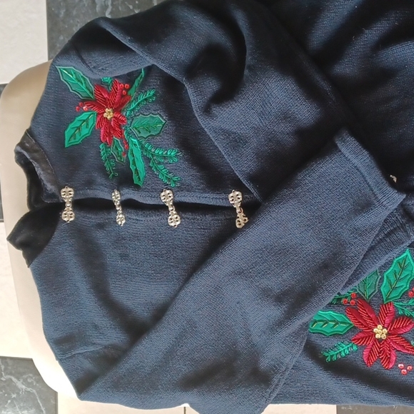 Crystal Kobe Vintage Poinsettia Sweater with Velvet Collar Size M - Picture 2 of 5